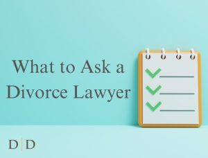 Notebook with check marks and text "What to ask a divorce lawyer"